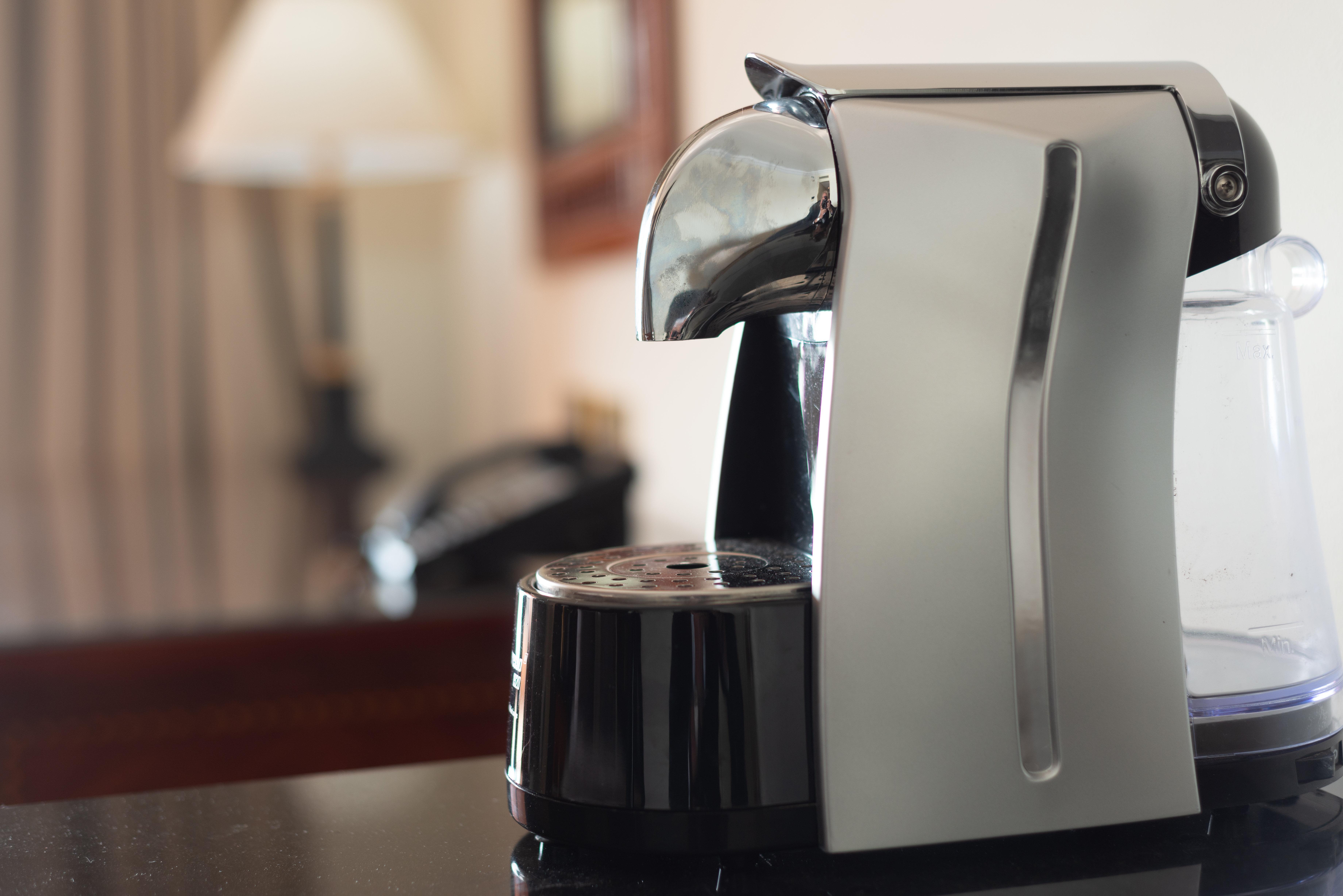 Hotel Intercontinental Cairo Semiramis By Ihg Zewnętrze zdjęcie A single-serve coffee brewer