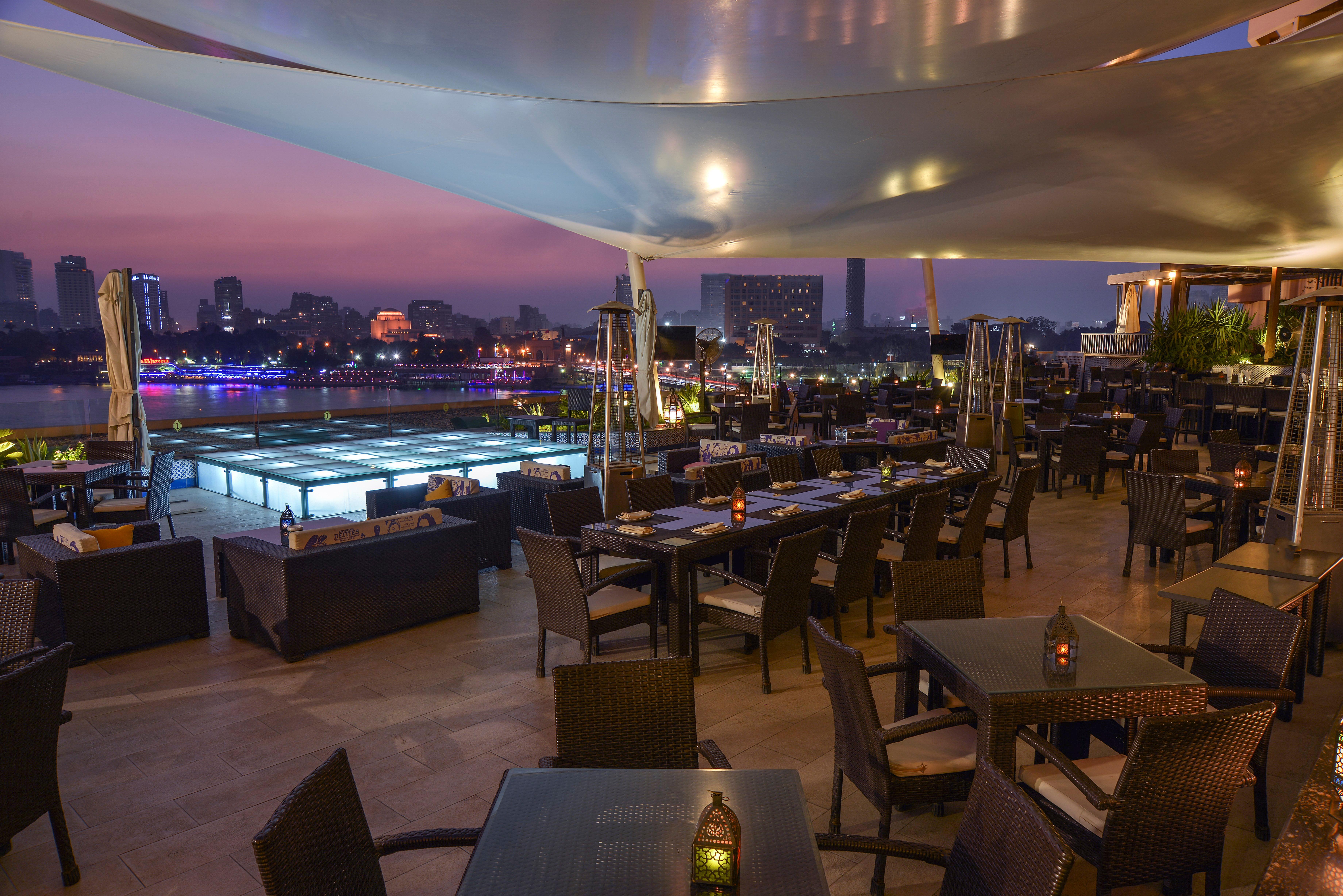 Hotel Intercontinental Cairo Semiramis By Ihg Zewnętrze zdjęcie The view from the rooftop bar